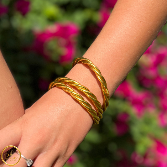 Trois joncs bouddhistes Kumlai torsadés couleur or portés au poignet – Bâan Kumlaï