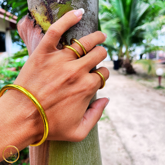 Bague bouddhiste or assortie au jonc bouddhiste Kumlaï pour une synergie spirituelle.