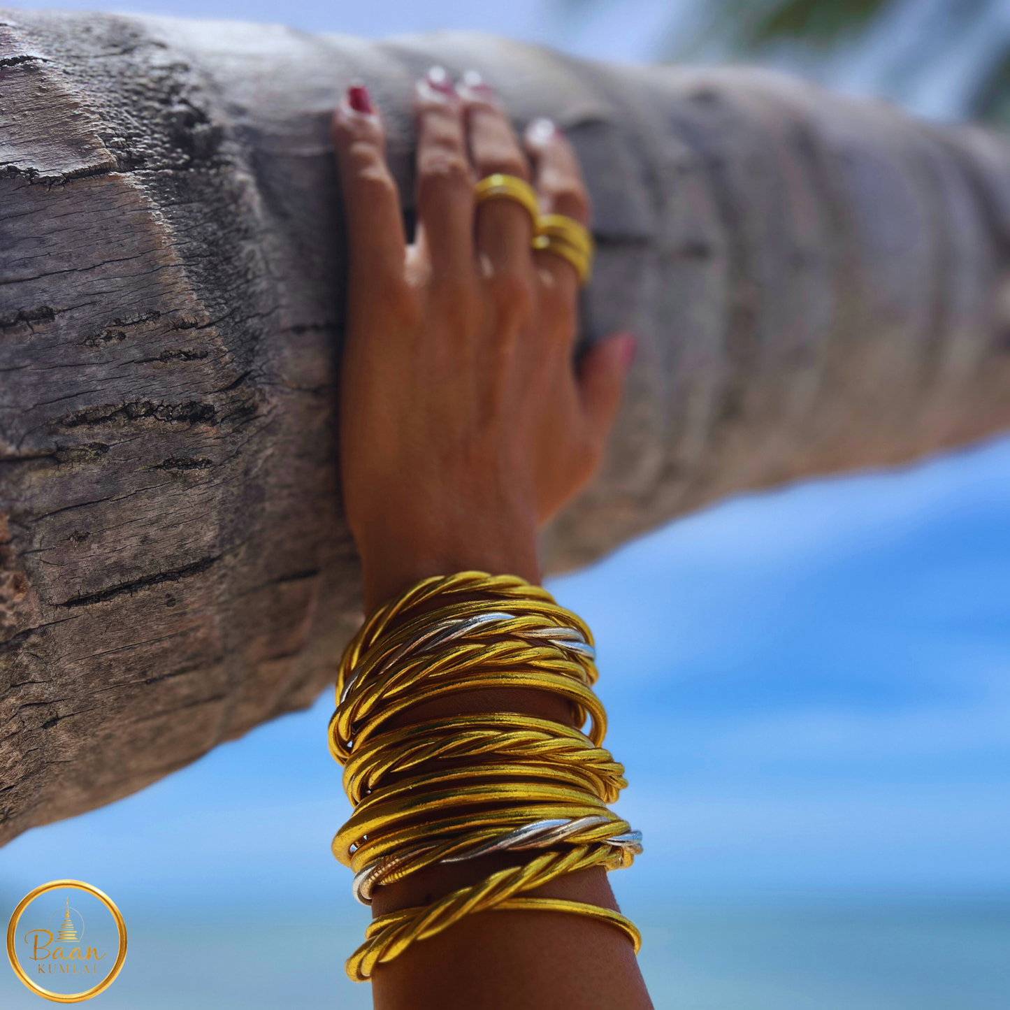 Vrai jonc bouddhiste Bâan Kumlaï – feuilles d’or et mantra en laiton, fabriqué en Thaïlande et béni dans un temple.