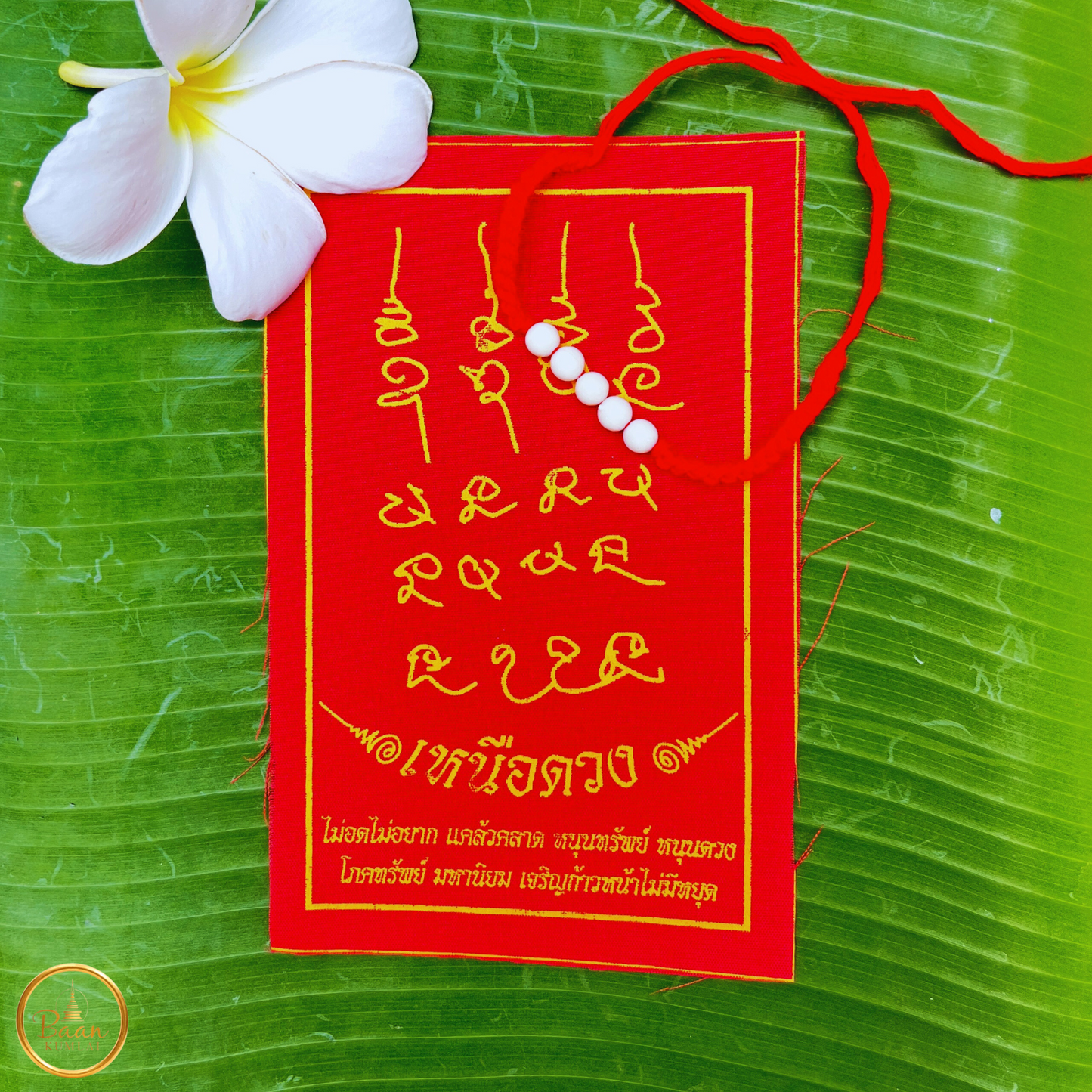 Yantra rouge béni avec bracelet porte-bonheur Sai Sin et prière bouddhiste