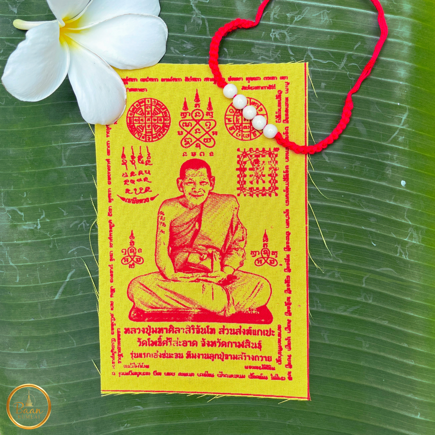 Ensemble spirituel bouddhiste avec yantra jaune, bracelet rouge Sai Sin et prière sacrée
