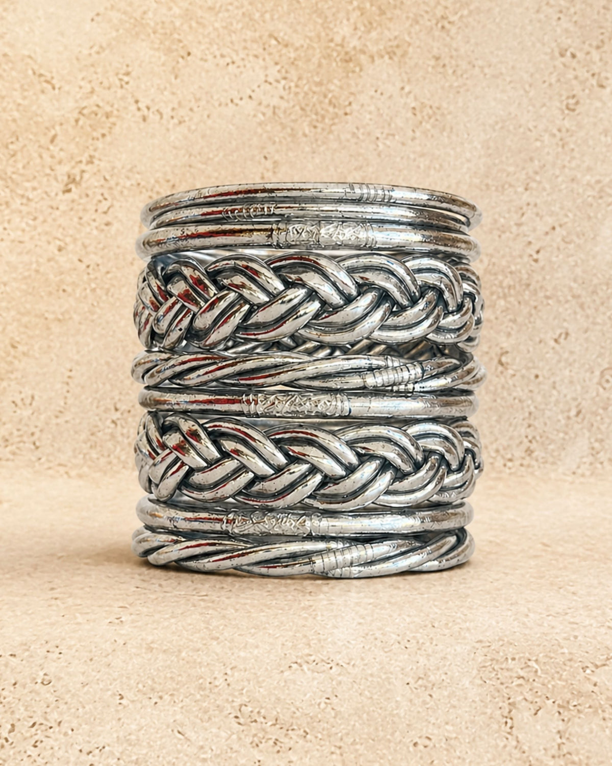 Collection de joncs bouddhistes argent Bâan Kumlaï avec modèles classiques, fins, torsadés et tressés