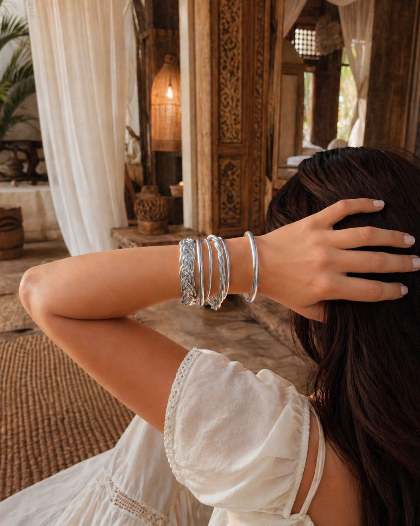 Joncs bouddhistes argent Bâan Kumlaï portés au poignet dans un style lifestyle féminin et élégant
