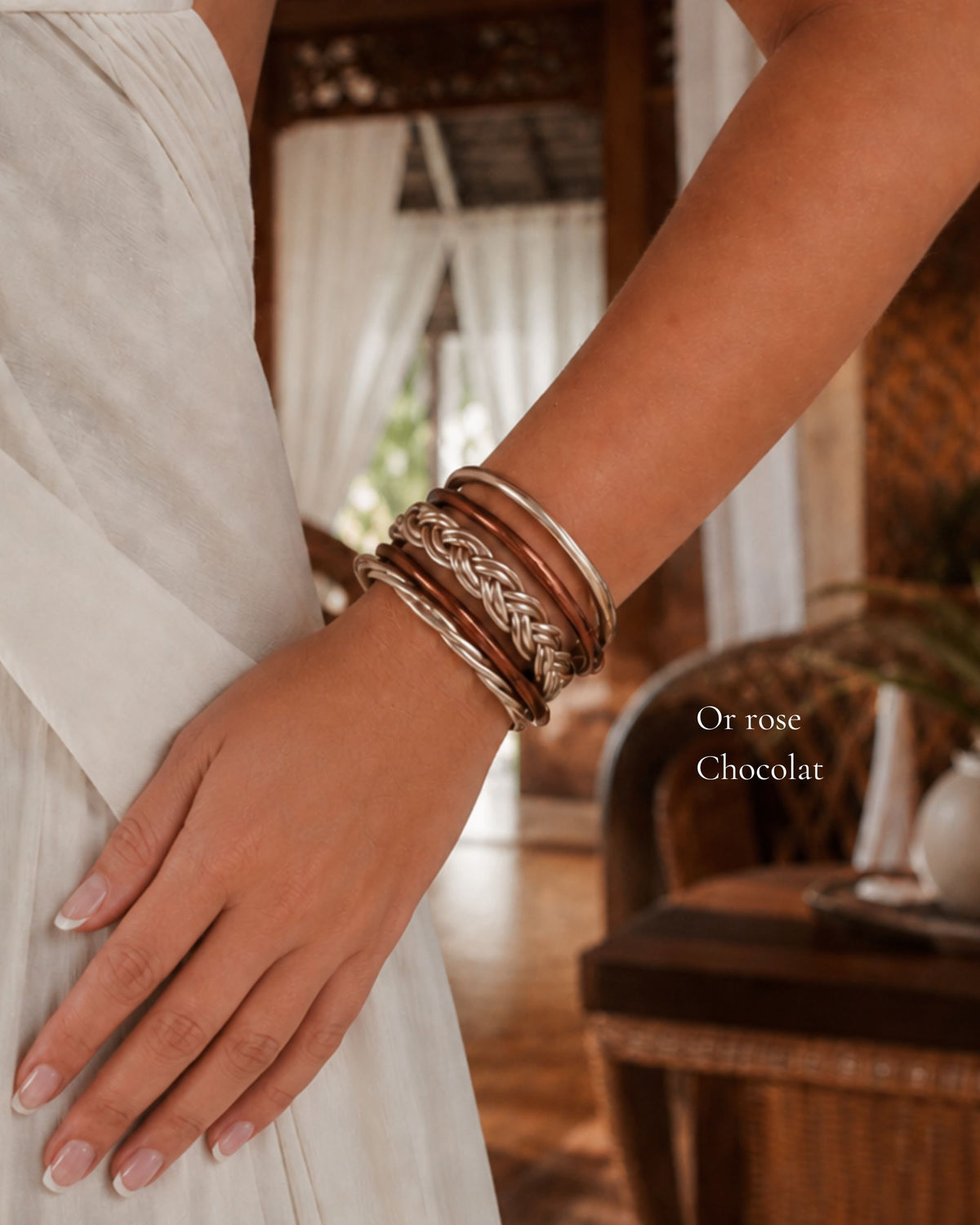 Comparaison portée de bracelets Kumlai Bâan Kumlaï en or rose et chocolat
