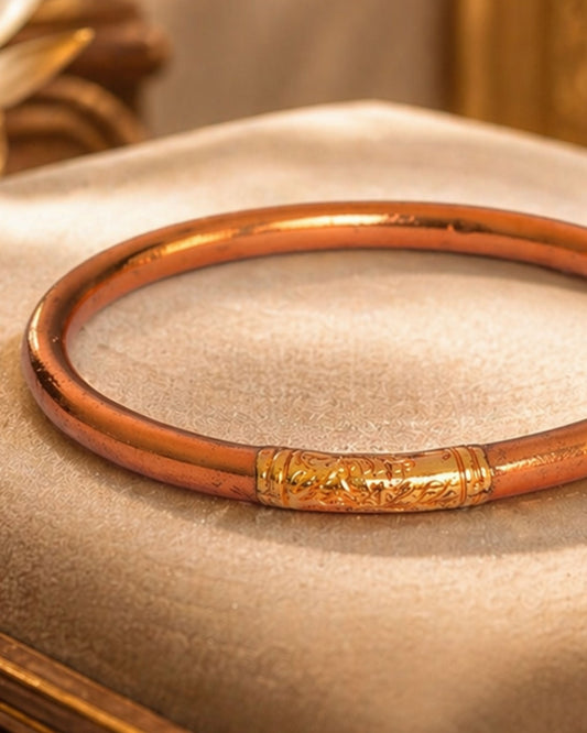 Détail du jonc bouddhiste cuivre Bâan Kumlaï avec mantra gravé et feuilles d’or visibles en transparence
