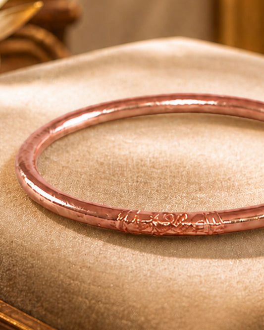 Détail du jonc bouddhiste rose poudré Bâan Kumlaï avec mantra gravé
