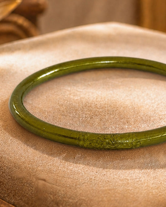 Détail du jonc bouddhiste vert antique Bâan Kumlaï avec mantra gravé