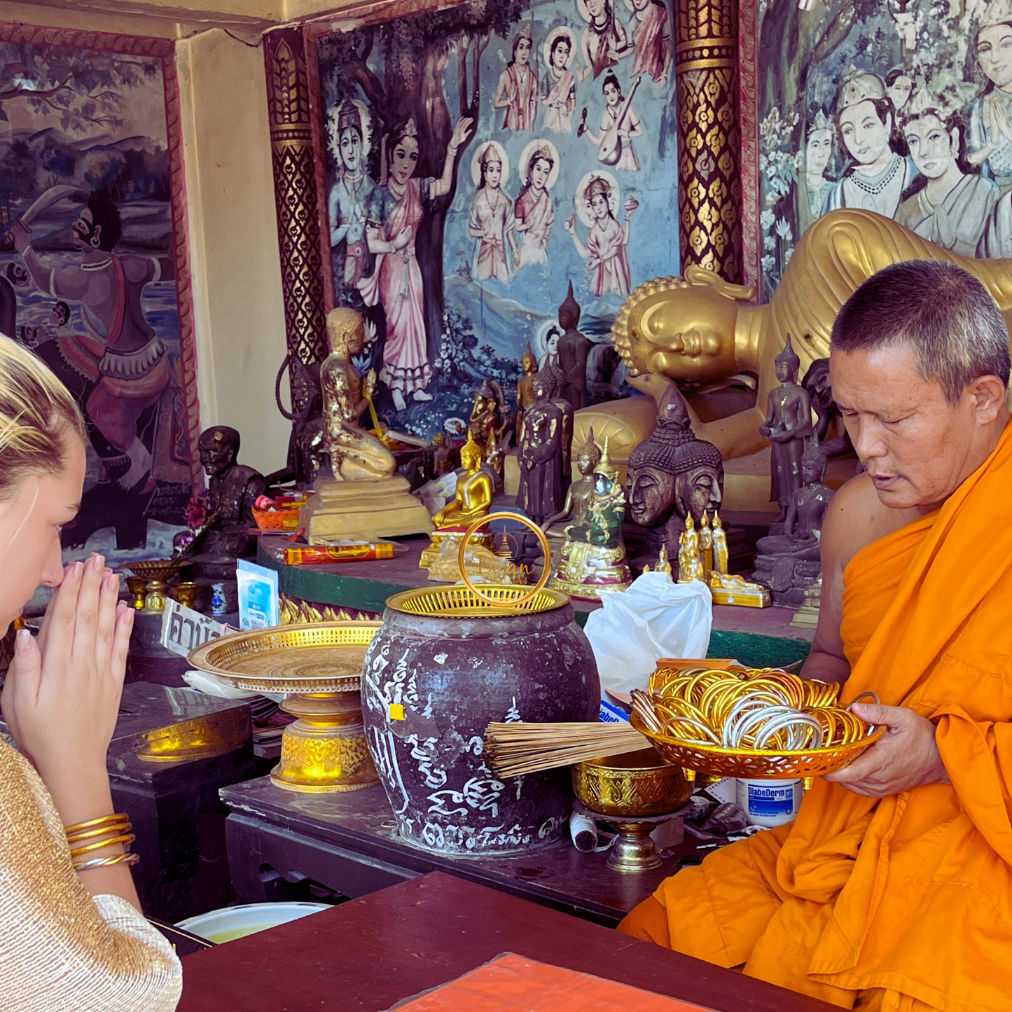Moine thaïlandais bénissant des joncs bouddhistes authentiques – Bâan Kumlaï avec lounvct
