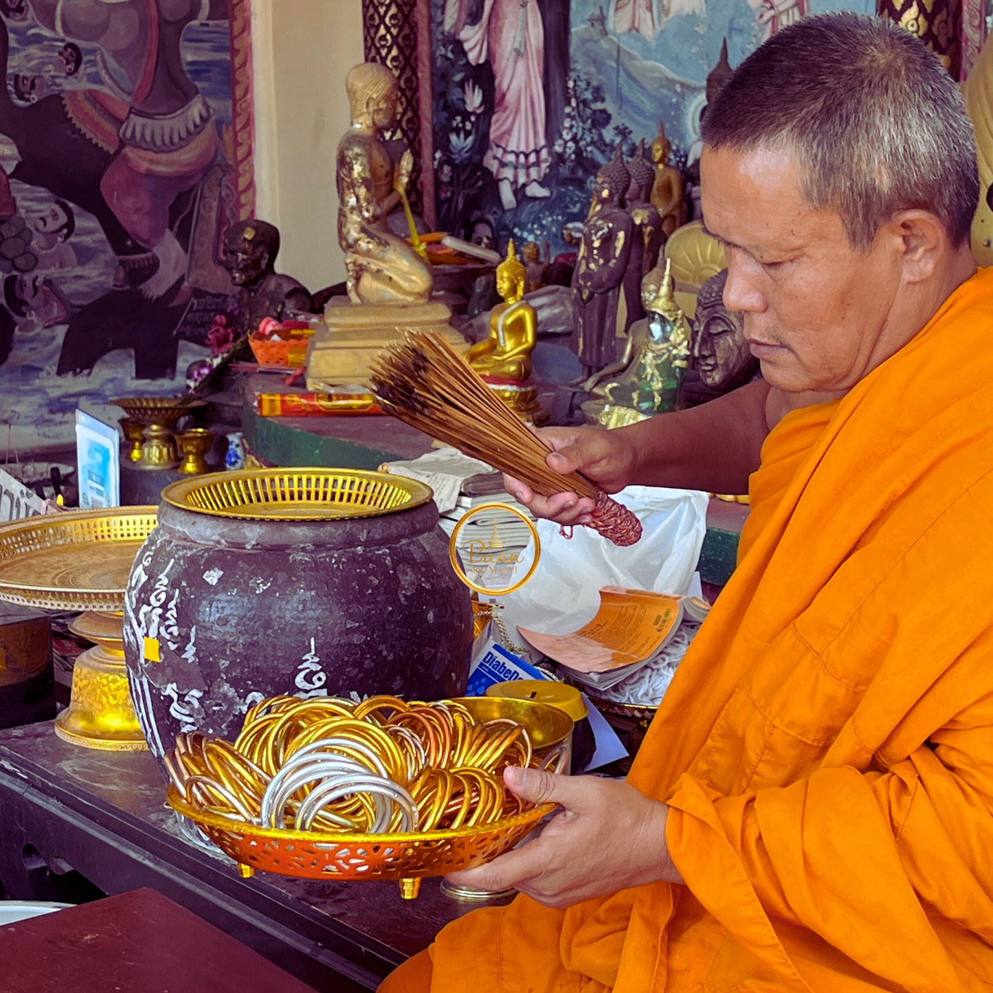 Moine bouddhiste bénit les bracelets jonc Bâan Kumlaï dans un temple en Thaïlande