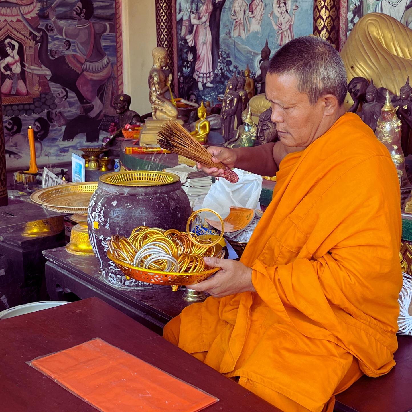 Moine bouddhiste en Thaïlande bénit les bracelets joncs Bâan Kumlaï
