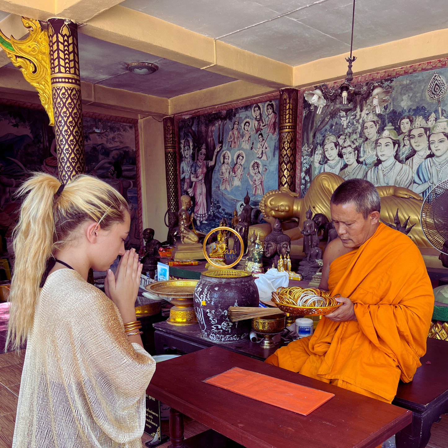 Bague jonc bouddhiste Bâan Kumlaï bénie par un moine en Thaïlande