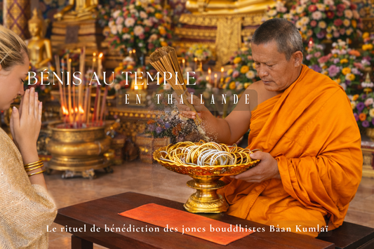 Joncs bouddhistes Bâan Kumlaï bénis dans un temple en Thaïlande