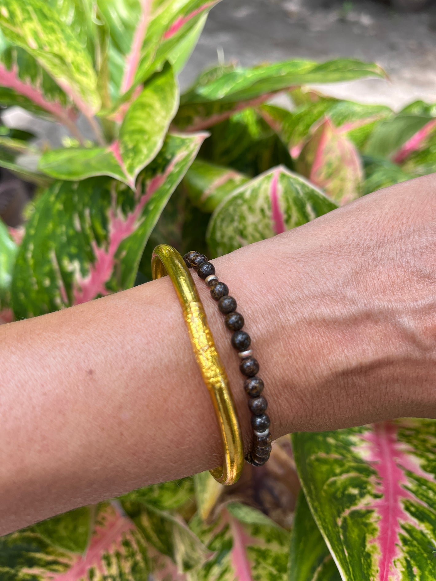 1 Bracelet bouddhiste porté au poignet – Bâan Kumlaï, bénédiction par un moine thaïlandais