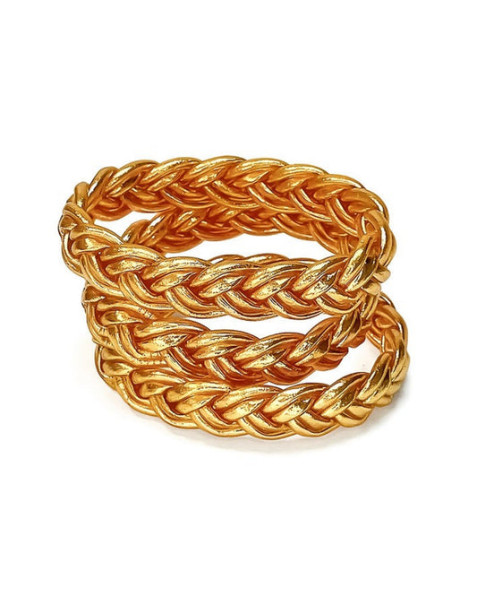 3 bracelets bouddhistes tressés or Bâan Kumlaï, présenté sur fond blanc.