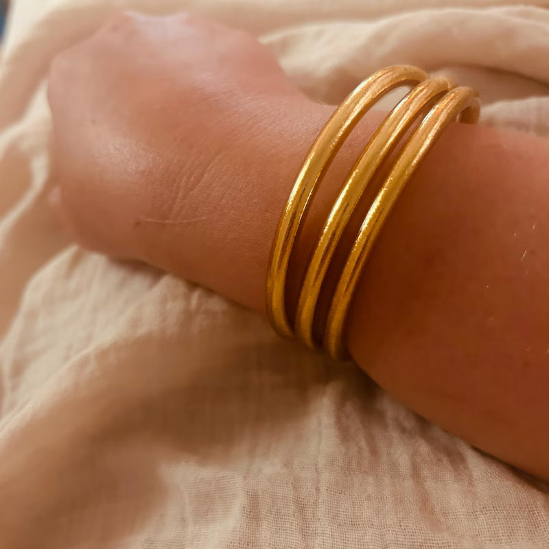 3 joncs bouddhistes or Baan Kumlaï portés par une cliente – Bracelets bénis par un moine thailandais