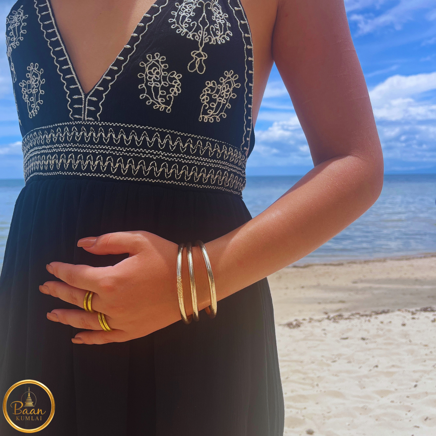 3 joncs bouddhistes or rose portés ensemble selon la tradition thaïlandaise - Bracelets Kumlai authentique avec mantra sacré.