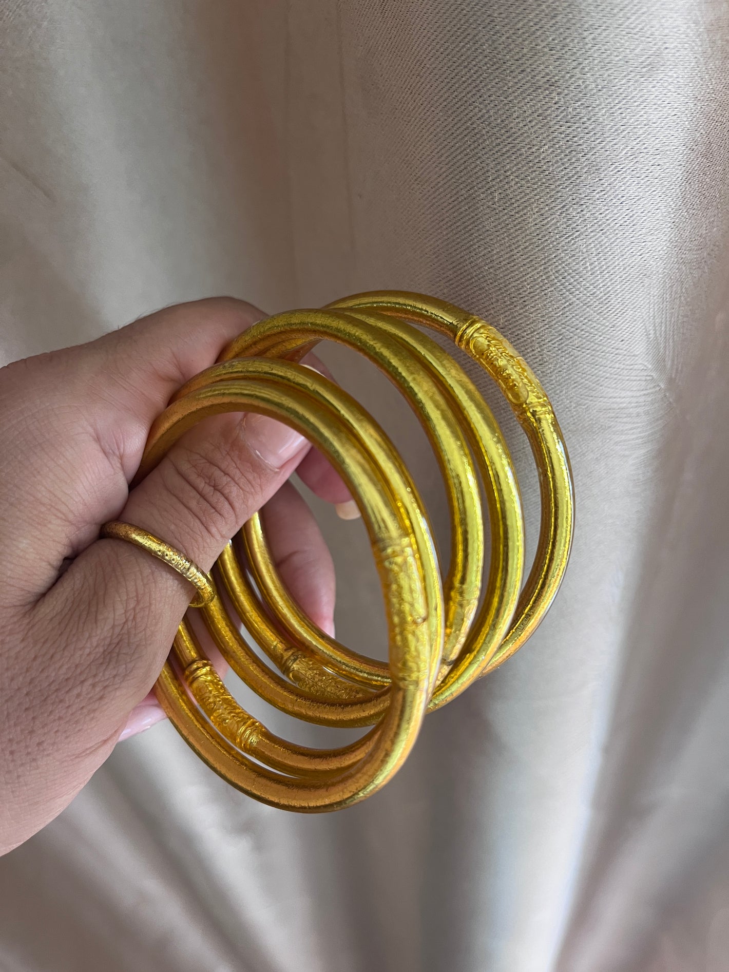 5 joncs bouddhistes or portés par une cliente Bâan Kumlaï – Bijoux spirituels bénis par un moine thaïlandais