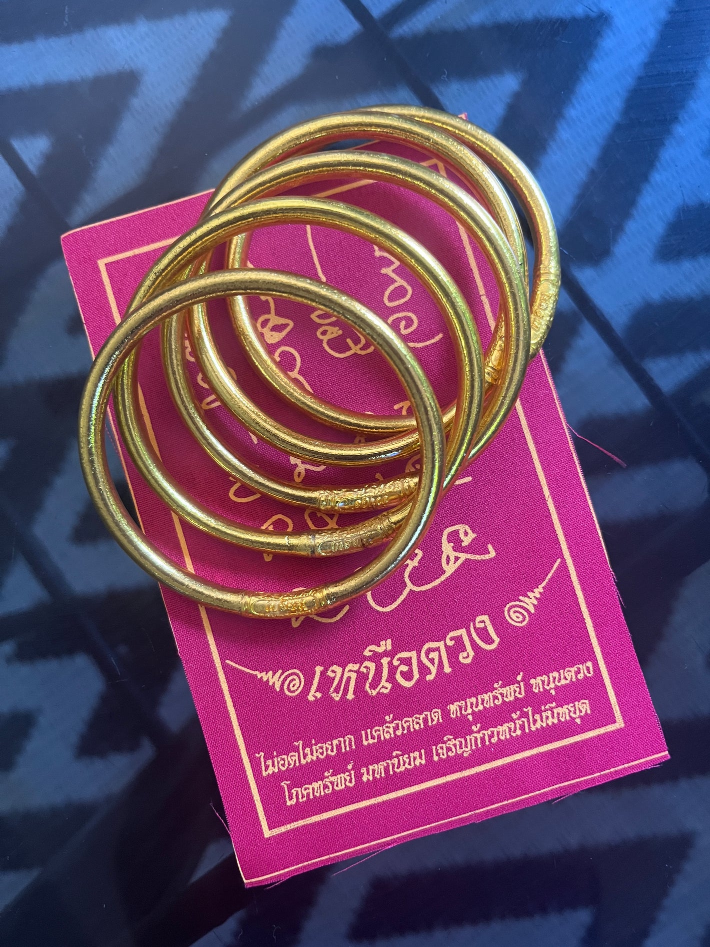 Avis client cinq joncs bouddhistes or Baan Kumlaï reçu rapidement – Bracelet authentique béni dans un temple en Thaïlande