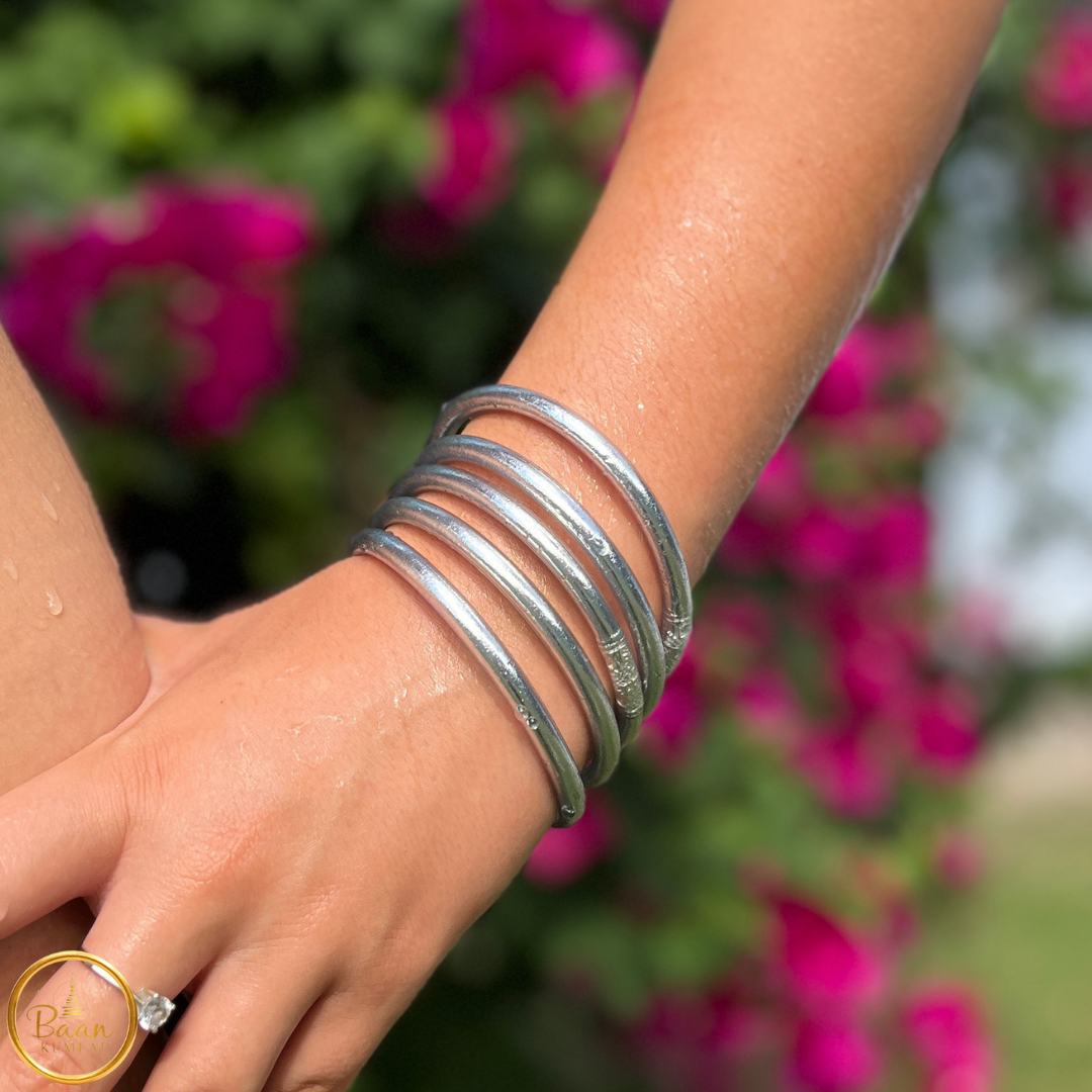 Cinq joncs bouddhistes Kumlai couleur argent portés au poignet – Bâan Kumlaï