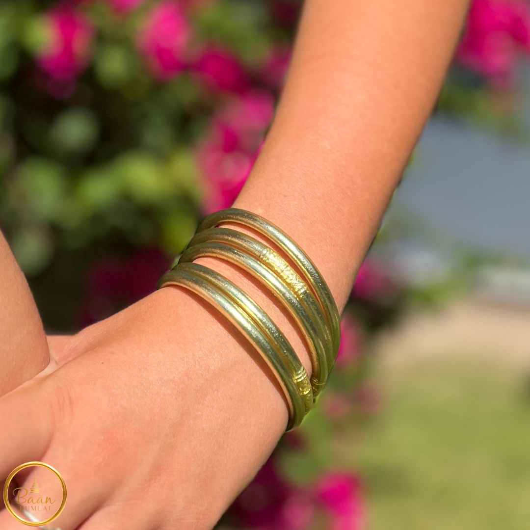 Cinq joncs bouddhistes Kumlai couleur champagne portés au poignet – Bâan Kumlaï