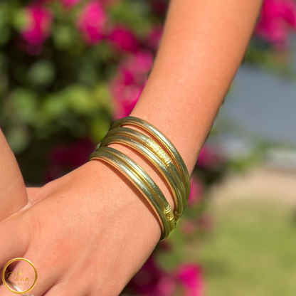 Cinq joncs bouddhistes Kumlai couleur champagne portés au poignet – Bâan Kumlaï