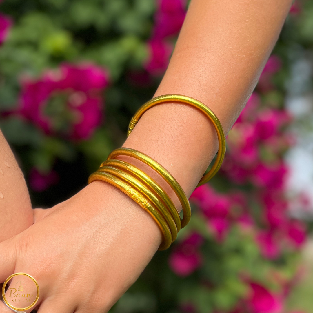 Cinq joncs bouddhistes Kumlai couleur or portés au poignet – Bâan Kumlaï