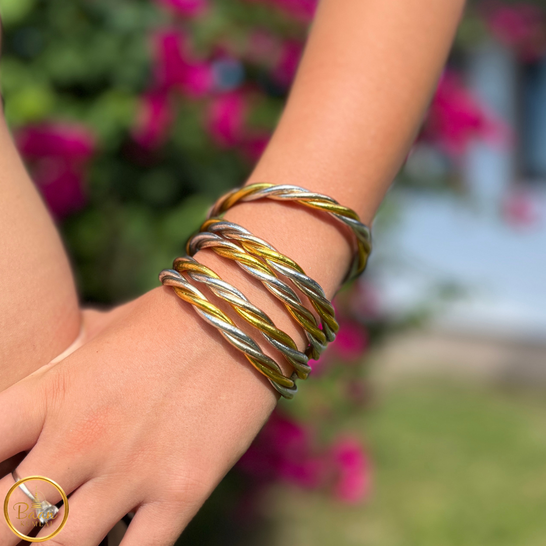 Cinq joncs bouddhistes Kumlai torsadés trois couleurs portés au poignet – Bâan Kumlaï