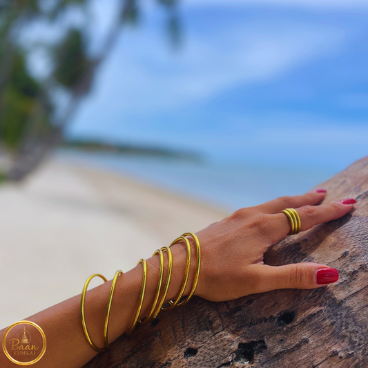 Plusieurs bracelets bouddhistes fins portés au poignet – fabriqué en Thaïlande pour Bâan Kumlai