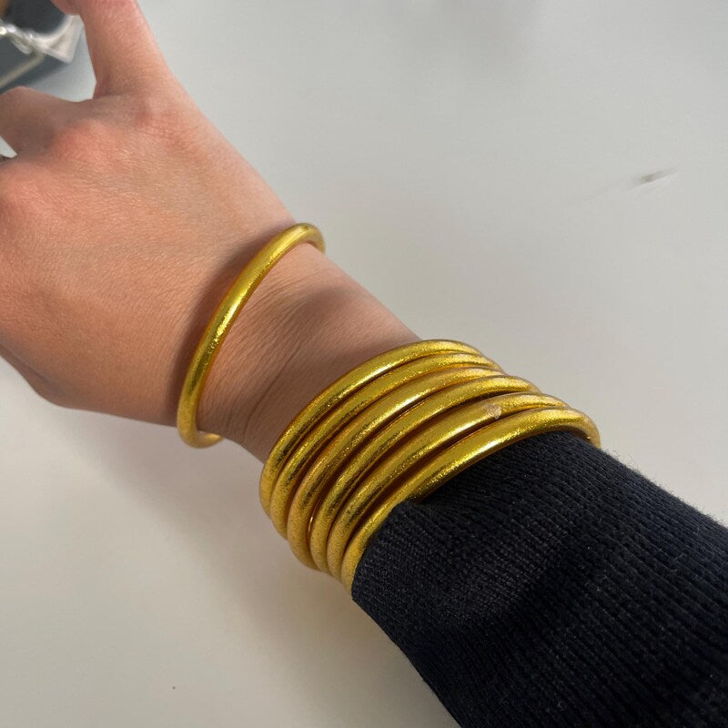 7 Joncs bouddhistes or portés par une cliente Baan Kumlaï – Bénédiction des bracelets par un moine en Thaïlande