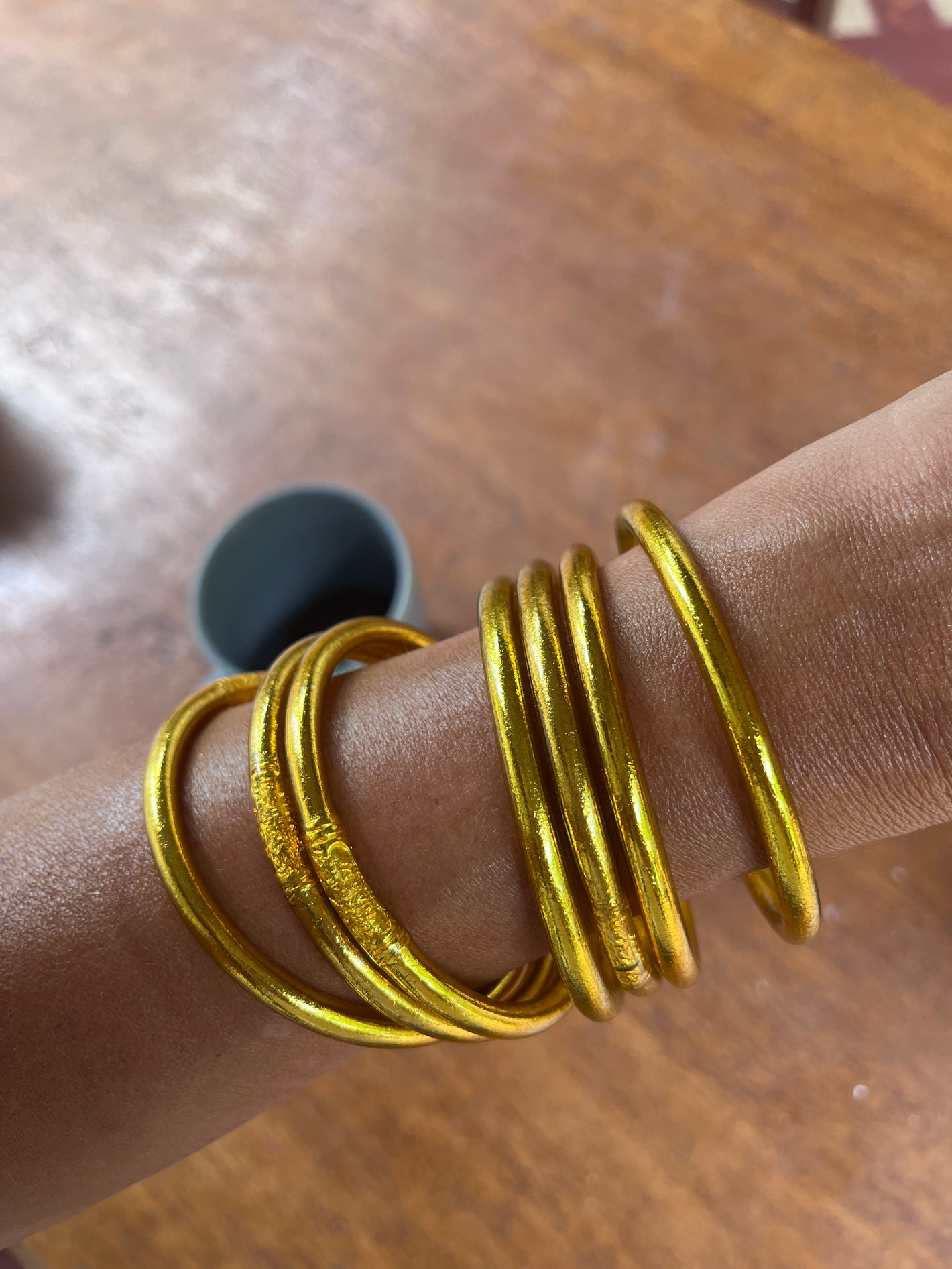 7 joncs bouddhistes or portés par une cliente Bâan Kumlaï – Bijoux spirituels bénis dans un temple thaïlandais