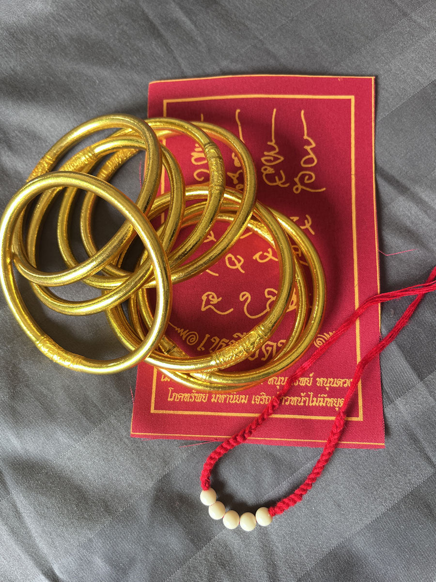 9 bracelets bouddhistes or porté par une cliente Baan Kumlaï