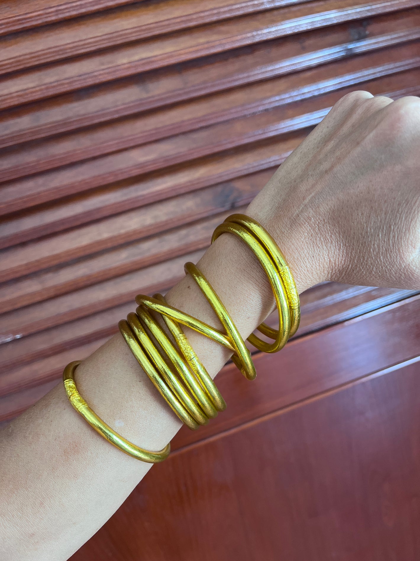 9 Joncs bouddhistes or portés par une cliente Bâan Kumlaï – Bénédiction des bracelets par un moine en Thaïlande