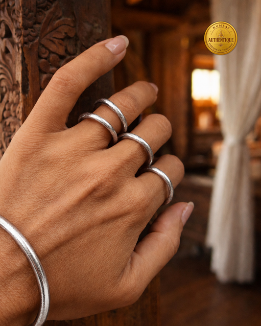 4 bagues bouddhistes argent Bâan Kumlaï authentiques portées avec un jonc bouddhiste argent