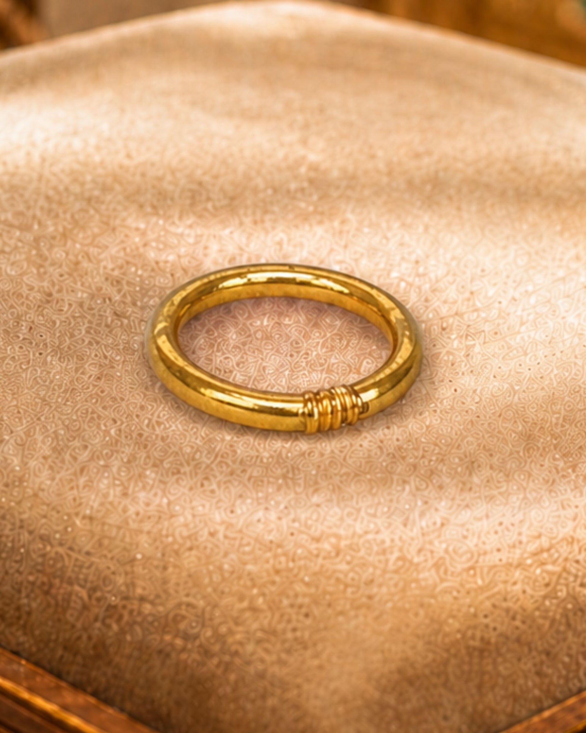 Détail de la bague bouddhiste or Bâan Kumlaï avec fermoir doré, bague Kumlaï fine et élégante