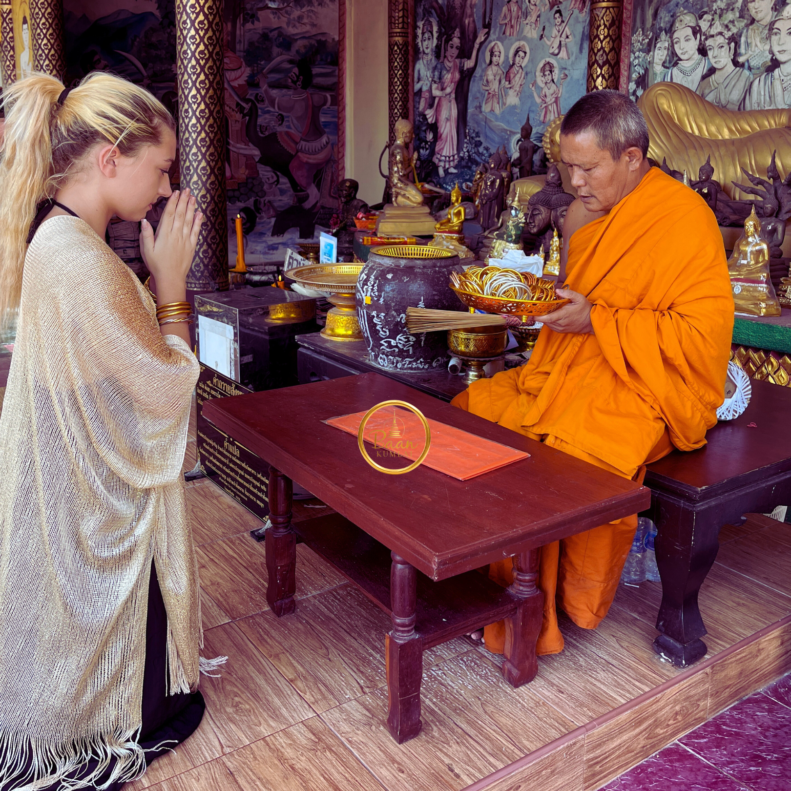 Cérémonie de bénédiction des joncs bouddhistes Bâan Kumlai dans un temple thaïlandais avec lounvct