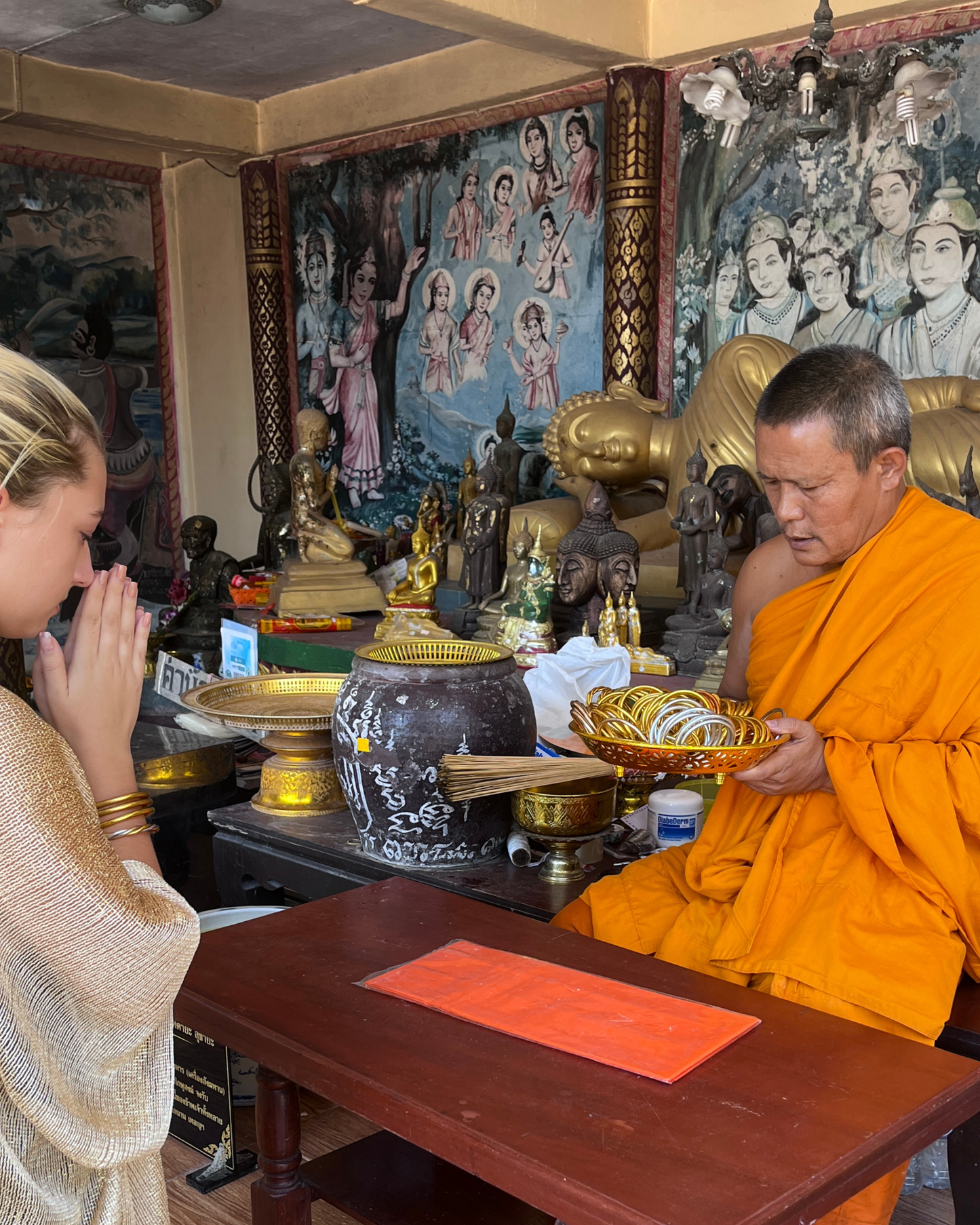 Bénédiction des joncs bouddhistes Bâan Kumlaï par le moine, au temple Wat Phra Yai en Thaïlande