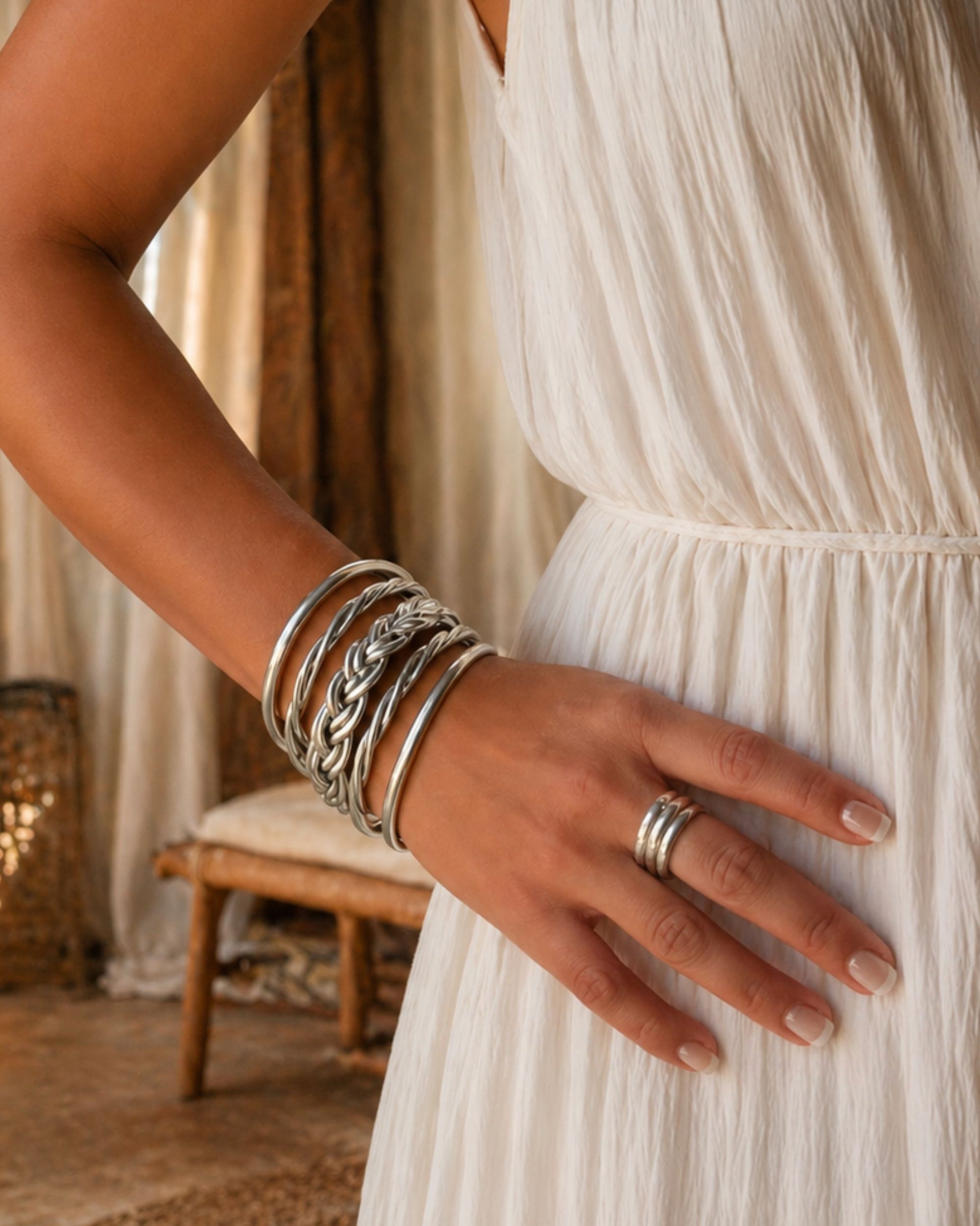 Bracelet bouddhiste argent tressé Bâan Kumlaï porté en accumulation avec d’autres bracelets Kumlai argent.