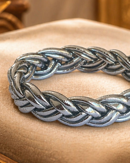 Détail du bracelet bouddhiste argent tressé Bâan Kumlaï, avec tressage argenté et finition artisanale.