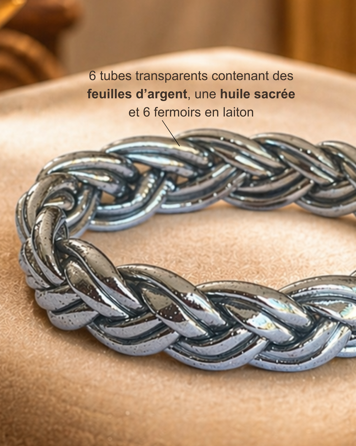 Détail du jonc bouddhiste Argent Tressé Bâan Kumlaï avec feuilles argentées, huile sacrée et fermoir en laiton