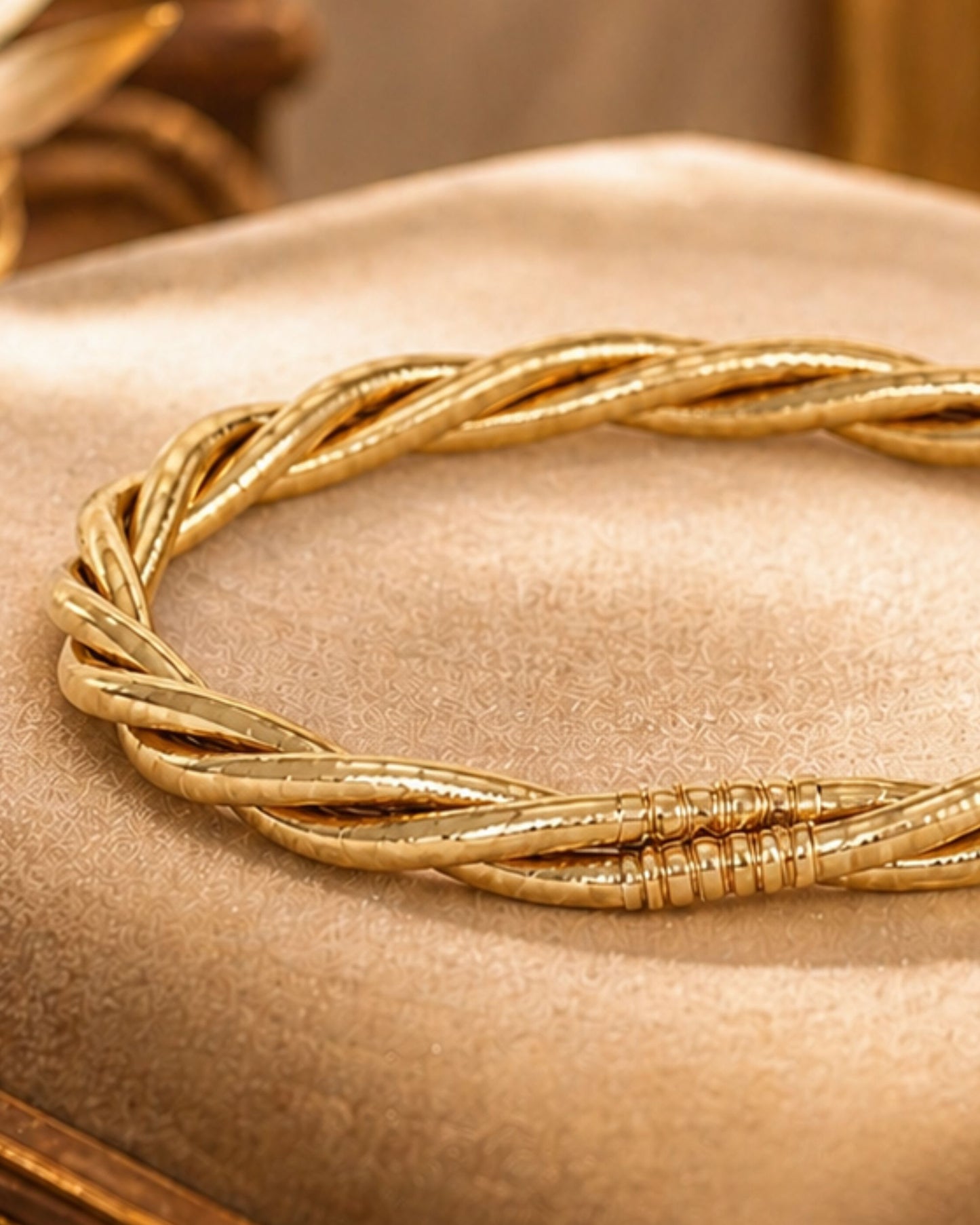 Détail du bracelet jonc bouddhiste or rose torsadé Bâan Kumlaï, avec sa finition lumineuse et son effet raffiné.