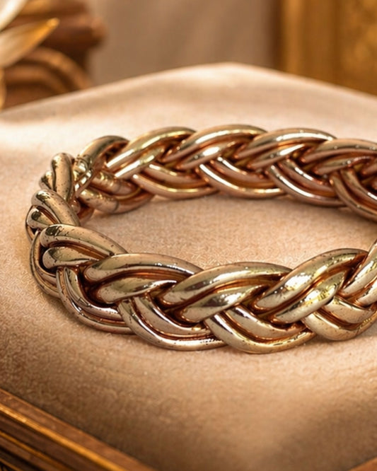 Détail du bracelet bouddhiste or rose tressé Bâan Kumlaï, avec tressage or rose et finition artisanale.