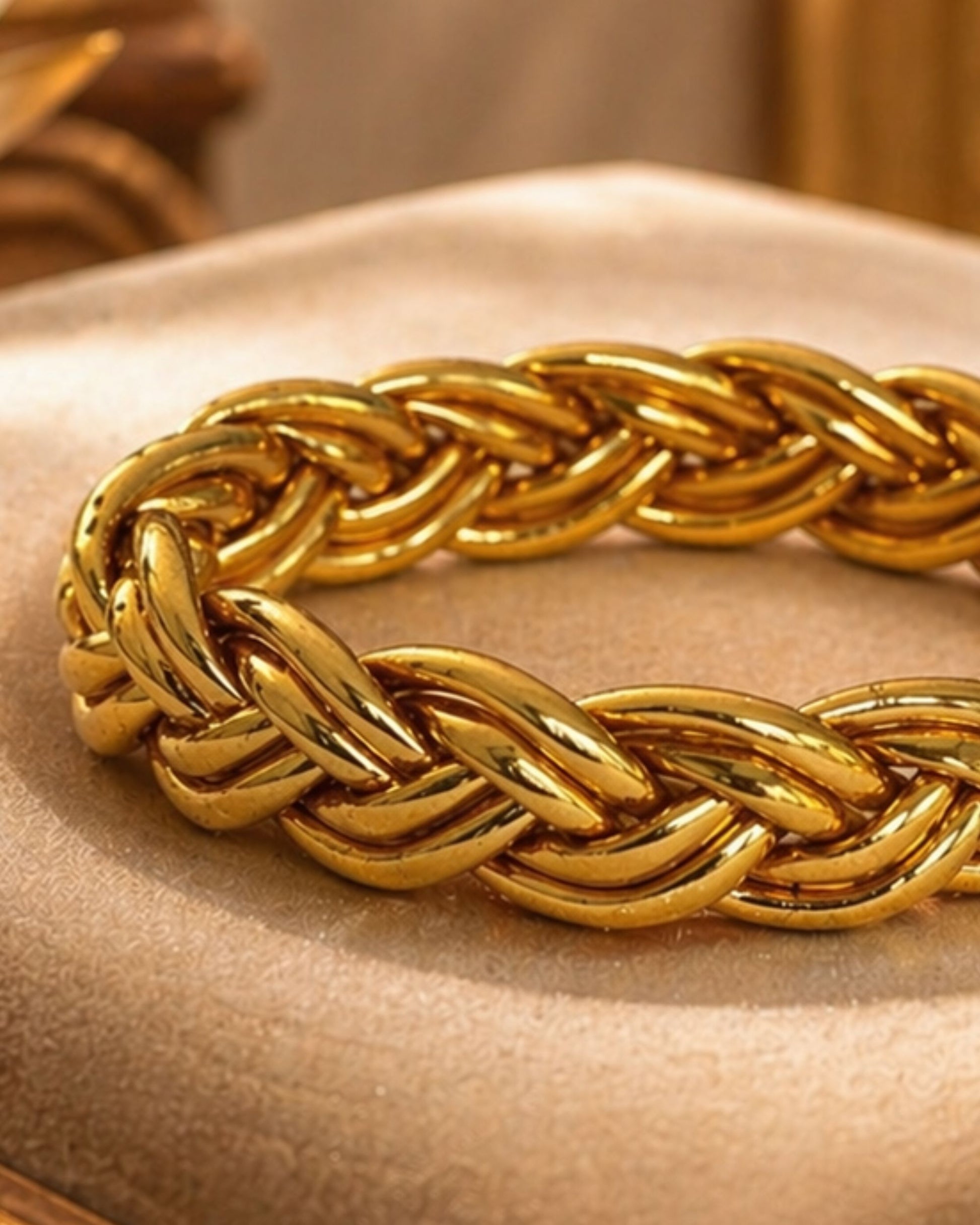 Détail du bracelet bouddhiste or tressé Bâan Kumlaï, avec feuilles d'or lumineuses et finition artisanale.