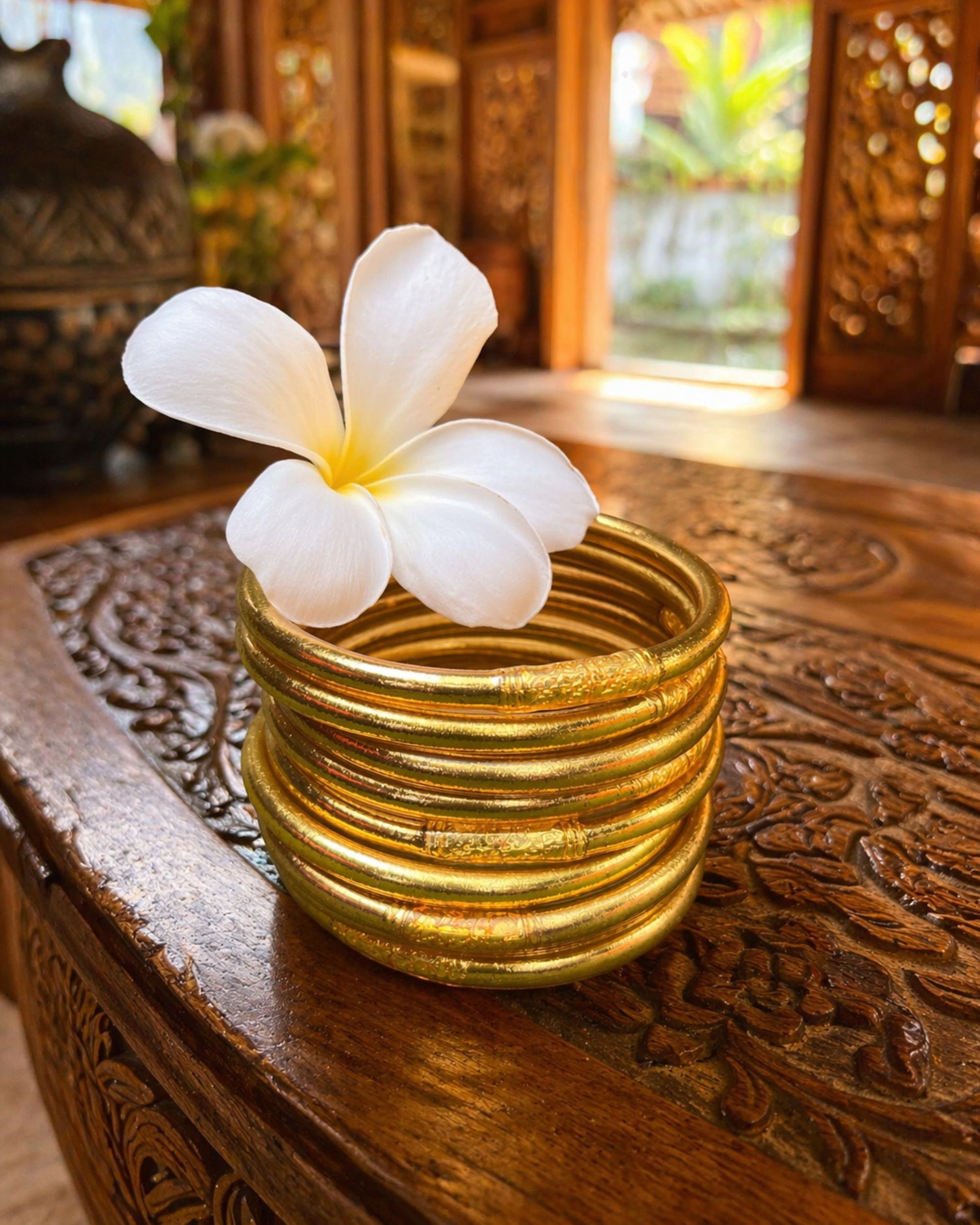 Bracelet Kumlaï, jonc bouddhiste doré porté en nombre impair, seul ou en accumulation