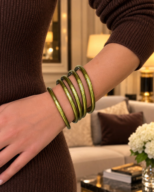 Bracelets bouddhistes Vert Antique avec mantra, portés au poignet avec un pull marron chocolat.