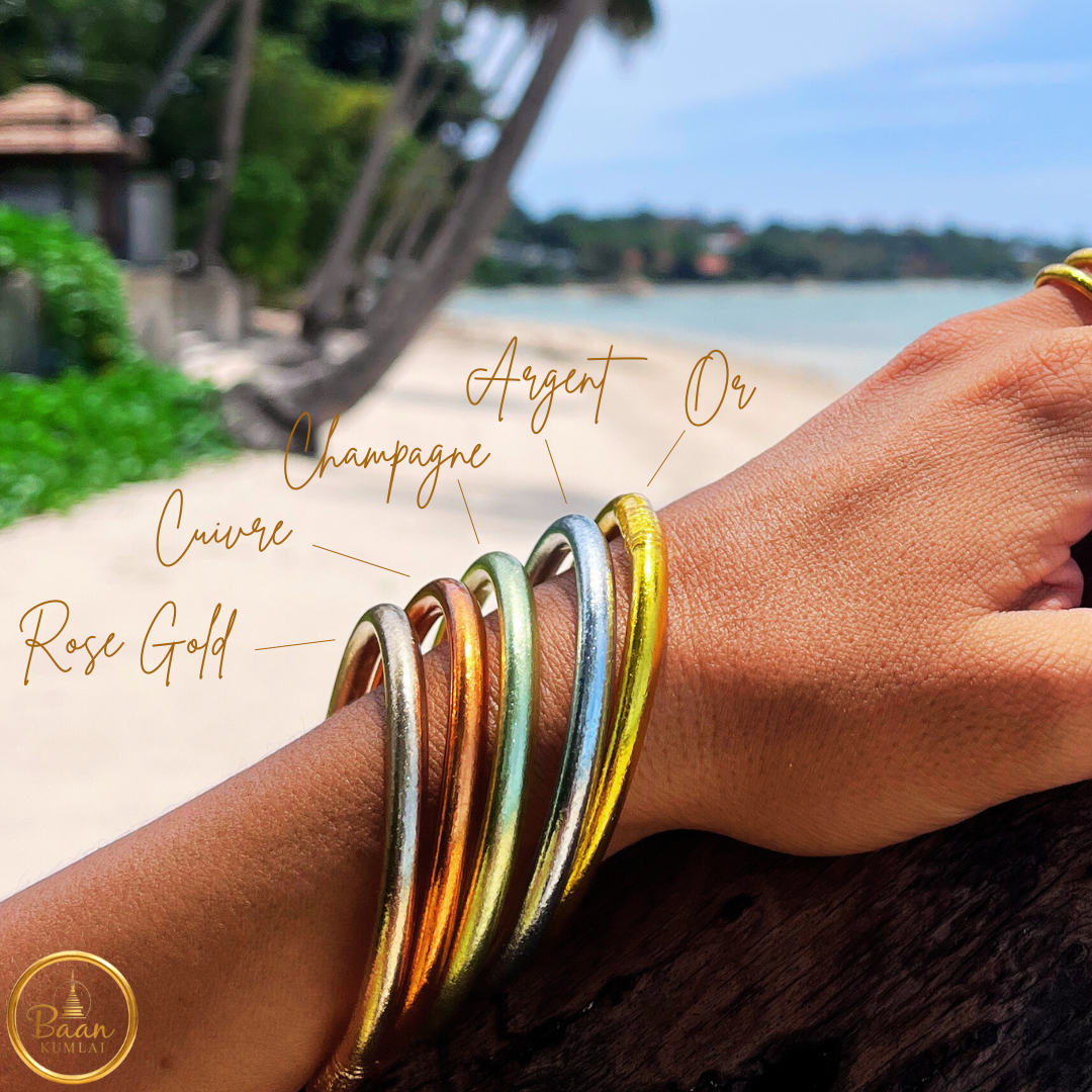 Joncs bouddhistes Kumla de différentes couleurs portés au poignet – Bâan Kumlaï