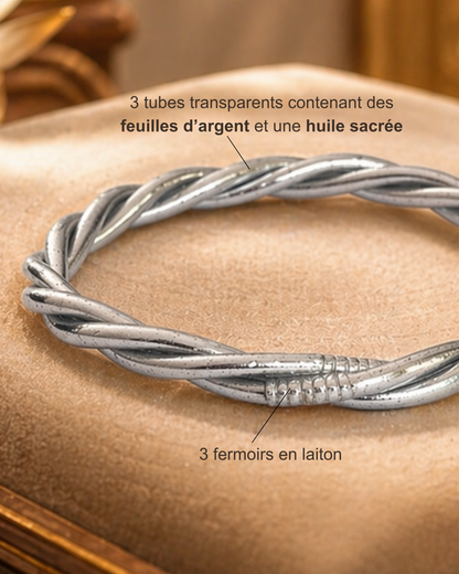 Détail du jonc bouddhiste Argent Torsadé Bâan Kumlaï avec feuilles argentées, huile sacrée et fermoir en laiton