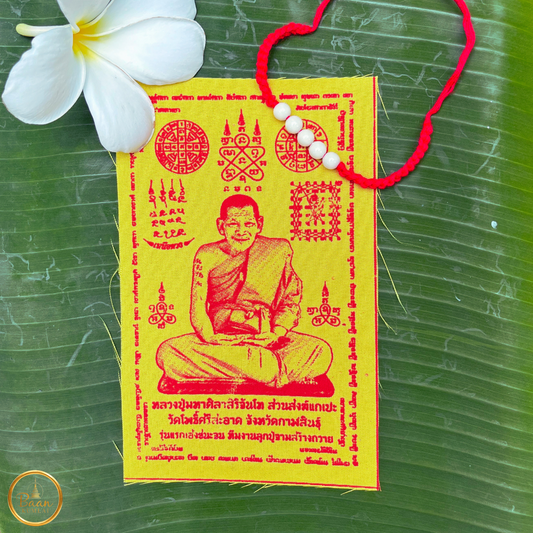 Ensemble spirituel bouddhiste avec yantra jaune, bracelet rouge Sai Sin et prière sacrée
