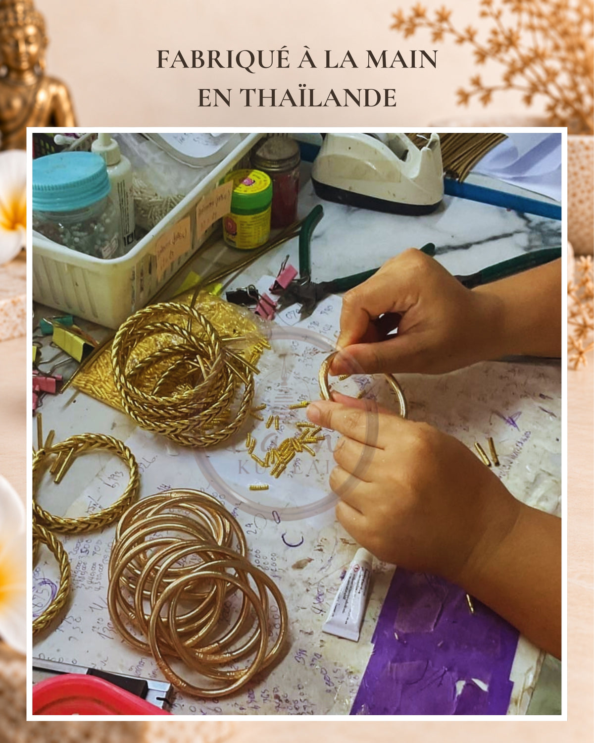 Fabrication artisanale à la main des joncs bouddhistes Bâan Kumlaï en Thaïlande