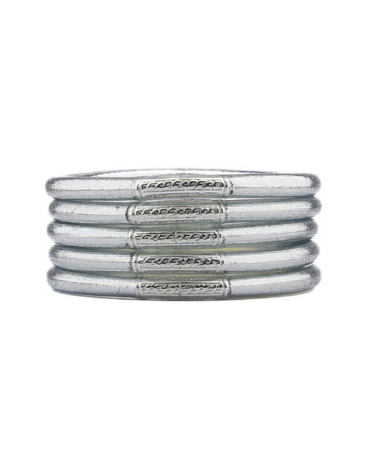 Cinq joncs bouddhistes Argent Bâan Kumlaï avec mantra gravé, présentés sur fond blanc.
