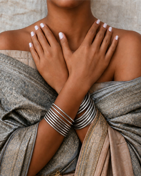 Joncs bouddhistes argent fins Bâan Kumlaï portés avec une tenue traditionnelle thaïlandaise